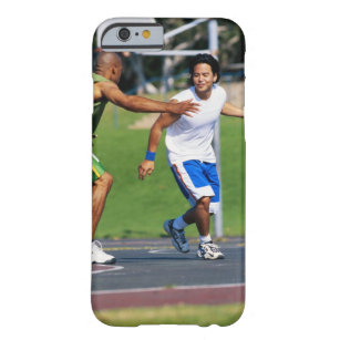 Coque iPhone 6 Barely There Deux jeunes hommes jouant au basket-ball