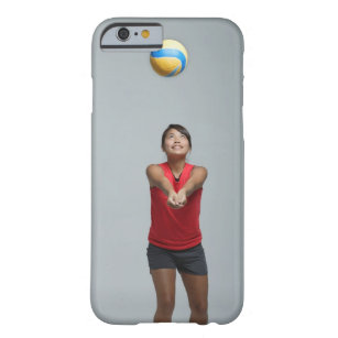 Coque iPhone 6 Barely There Jeune femme jouant avec le volleyball