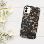 Coque iphone Floral noir Monogramme<br><div class="desc">Cette coque iphone fleur sauvage élégante et élégante dispose de magnifiques fleurs sauvages aquarellés peints à la main,  disposés dans un joli motif. Recherchez les éléments correspondants dans la collection de Mariages Fleurs sauvages Black Boho.</div>