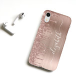 Coque iPhone XR Rose Gold Dripping Glitter Personalized<br><div class="desc">Boîtier de téléphone élégant et girly sur mesure avec parties scintillant en or rose qui s'écoule contre un arrière - plan rose en or faux feuille métallique. Personnalisez avec votre nom dans un élégant script blanc tendance avec des swashes.</div>