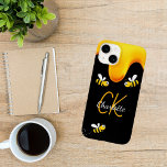 Coque Pour iPhone 14 Bumble abeilles miel noir goutte monogramme<br><div class="desc">Un arrière - plan noir élégant et de jolies bourdons souriants. Décoré avec du miel doré doux qui dégouline. Personnalisez et ajoutez votre nom et vos initiales monographiques,  en lettres dorées et blanches. Le nom est écrit avec un script de style écrit à la main.</div>