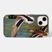 Coque Pour iPhone 14 Canards colverts volant au-dessus de l'étang (Verso Horizontal)