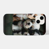 Coque Pour iPhone 14 Chiots super mignons sur le canapé 2 (Verso Horizontal)