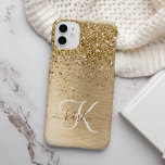 Coque Pour iPhone 14 Faux Gold brossé Parties scintillant en métal Nom<br><div class="desc">Personnalisez facilement ce design coque iphone chic et branché avec une jolie parties scintillant dorée brillante sur un arrière - plan métallique brossé à l'or.</div>