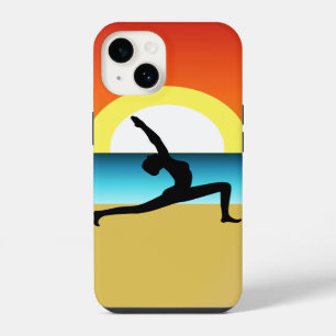 Coque Pour iPhone 14 Femme de yoga de plage dans une pose de guerrier