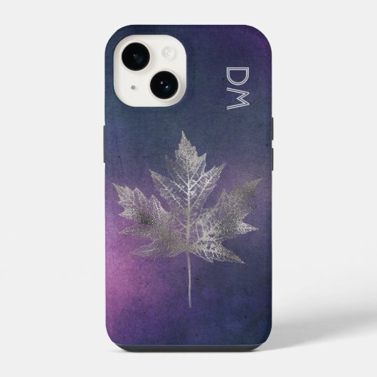Coque Pour iPhone 14 Feuille d'érable argentée sur monogramme violet ro (Verso)