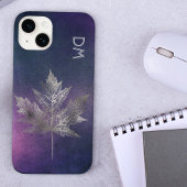 Coque Pour iPhone 14 Feuille d'érable argentée sur monogramme violet ro