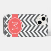 Coque Pour iPhone 14 Gris Charbon et Chevron Corail Monogramme (Verso Horizontal)