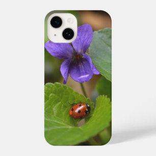 Coque Pour iPhone 14 Ladybug sur les fleurs de violet doux
