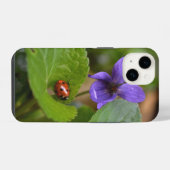 Coque Pour iPhone 14 Ladybug sur les fleurs de violet doux (Verso Horizontal)