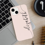 Coque Pour iPhone 14 Monogramme fillette calligraphie rose pâle<br><div class="desc">Ajoutez votre nom dans la police d'écriture manuscrite.</div>