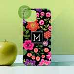 Coque Pour iPhone 14 Motif floral noir tendance avec Monogramme personn<br><div class="desc">Un design mignon avec des fleurs de printemps colorées et un arrière - plan noir audacieux avec une seule initiale.</div>
