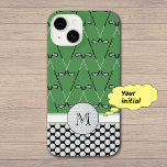 Coque Pour iPhone 14 Motifs de golf de Monogrammes vert<br><div class="desc">Ajoutez un monogramme à la "balle de golf" pour personnaliser ce coque frappant vert, blanc et noir. Il possède deux motifs sur le thème du golf : des clubs de golf croisés sur le green, et des balles de golf à points de polka sur le noir.</div>