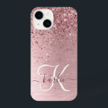 Coque Pour iPhone 14 Parties scintillant en métal brossé rose pâle Nom<br><div class="desc">Personnalisez facilement ce design branché de boîtier de téléphone chic avec une jolie parties scintillant brillante rose vif sur un arrière - plan métallique brossé rose vif.</div>