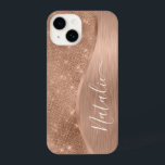 Coque Pour iPhone 14 Parties scintillant métal Rose or personnalisé<br><div class="desc">Personnalisez facilement ce boîtier rose en métal brossé or et en faux parties scintillant glamour à motif de téléphone avec votre propre nom personnalisé.</div>