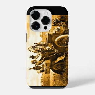 COQUE POUR iPhone 14 PLUS APACHES ET GERONIMO CONDUISANT UNE VOITURE À MOTEU