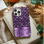 Coque Pour iPhone 14 Plus Élégant Purple Floral Damask Texture métallique<br><div class="desc">Elégant motif de dentelle fleurie violet et noire avec accent d'impression de texture métallique. monogramme personnalisable.</div>