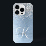 Coque Pour iPhone 14 Plus Parties scintillant en argent brossé bleu Nom du m<br><div class="desc">Personnalisez facilement ce design branché de boîtier de téléphone chic avec une jolie parties scintillant brillante en argent sur un arrière - plan métallique brossé bleu.</div>
