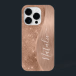 Coque Pour iPhone 14 Plus Parties scintillant métal Rose or personnalisé<br><div class="desc">Personnalisez facilement ce boîtier rose en métal brossé or et en faux parties scintillant glamour à motif de téléphone avec votre propre nom personnalisé.</div>