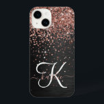Coque Pour iPhone 14 Rose personnalisé Parties scintillant or noir Étin<br><div class="desc">Personnalisez facilement ce design élégant et branché d'étui téléphonique avec une jolie parties scintillant brillante en or rose sur un arrière - plan métallique brossé noir.</div>
