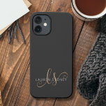 Coque Pour iPhone 14 Script féminin Black Gold moderne Monogramme<br><div class="desc">Coque iphone Monogrammé moderne Black Gold Feminine Script. Personnalisez facilement ce boîtier de téléphone moderne et élégant avec votre monogramme et votre nom personnalisés.</div>