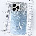 Coque Pour Pour iPhone 14 Pro Max Parties scintillant en argent brossé bleu Nom du m<br><div class="desc">Personnalisez facilement ce design branché de boîtier de téléphone chic avec une jolie parties scintillant brillante en argent sur un arrière - plan métallique brossé bleu.</div>