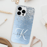 Coque Pour Pour iPhone 14 Pro Max Parties scintillant en argent brossé bleu Nom du m<br><div class="desc">Personnalisez facilement ce design branché de boîtier de téléphone chic avec une jolie parties scintillant brillante en argent sur un arrière - plan métallique brossé bleu.</div>