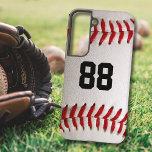 Coque Samsung Galaxy Baseball avec numéro personnalisable<br><div class="desc">Photo macro d'un Baseball flambant neuf avec couture rouge. Un cadeau parfait pour les amateurs de baseball ou de softball.</div>