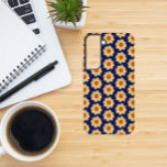 Coque Samsung Galaxy Dahlia jaune motif floral sur bleu<br><div class="desc">Protégez votre téléphone Samsung Galaxy S22 avec ce boîtier de téléphone branché qui présente l'image d'une petite fleur jaune Dahlia sur un arrière - plan bleu marine et imprimé dans un motif extensible. Un design floral et amusant ! Sélectionnez votre style de téléphone. REMARQUE : Vous devrez peut-être modifier et...</div>