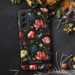 Coque Samsung Galaxy Élégant Imaginaire noir floral personnalisé<br><div class="desc">Forme fleurie riche et colorée avec fleurs rouges,  roses et blanches imaginaires et feuillage vert sur arrière - plan noir. Inclut un élément vierge personnalisable pour votre nom personnel ou monogramme.</div>