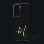 Coque Samsung Galaxy Élégant Monogramme moderne noir vert Script<br><div class="desc">Élégant Étudiant Noir Vert Script Monogramme Téléphone Boîtier. Un élégant monogramme de script vert combiné à une police blanche de san-serif propre donne un look contemporain.</div>
