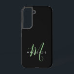 Coque Samsung Galaxy Élégant Monogramme moderne noir vert Script<br><div class="desc">Élégant Étudiant Noir Vert Script Monogramme Téléphone Boîtier. Un élégant monogramme de script vert combiné à une police blanche de san-serif propre donne un look contemporain.</div>