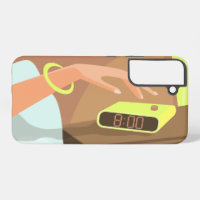 Filles main poussant sur le bouton snooze du révei