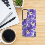 Coque Samsung Galaxy Fleurs violettes de Delphinium Floral<br><div class="desc">Protégez votre téléphone Samsung Galaxy S22 avec ce boîtier de téléphone durable qui comprend l'image photo de fleurs de Delphinium violet avec des centres blancs. Un joli design floral ! Sélectionnez votre style de téléphone. REMARQUE : Vous devrez peut-être modifier et ajuster l'image si nécessaire lors de la modification du...</div>