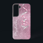 Coque Samsung Galaxy Glam à ruban en argent rose<br><div class="desc">Cet élégant étui téléphonique a un bijou rose comme arrière - plan avec beaucoup d'étoiles en argent brillant. Une image d'un ruban rose et argent brillant à deux tons arrondi cascade d'un côté,  tandis que votre nom en écriture blanche est de l'autre côté. Belle et unique !</div>