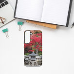 Coque Samsung Galaxy Jardin japonais Lanterne et Feuilles d'érable roug<br><div class="desc">Protégez votre téléphone Samsung Galaxy S22 avec ce boîtier de téléphone durable qui comprend l'image photo d'une lanterne de jardin japonaise et des feuilles d'érable rouge. Un joli design floral ! Sélectionnez votre style de téléphone. REMARQUE : Vous devrez peut-être modifier et ajuster l'image si nécessaire lors de la modification...</div>