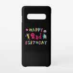 Coque Samsung Galaxy S10 Joyeux 2e anniversaire. 2 ans avant jour.<br><div class="desc">Joyeux 2e anniversaire. Design amusant et mignon anniversaire avec un bel ours en peluche tenant un cadeau et un crayon amusant écrivant les souhaits d'anniversaire. Un parfait assortiment de vêtements,  chemises et accessoires.</div>