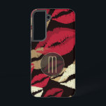 Coque Samsung Galaxy Monogramme à lèvres rouges sophistiqué<br><div class="desc">Belle et glamour pour elle,  cette boîte téléphonique présente un motif arrière - plan d'images de lèvres rouge et or sur noir dramatique. Votre monogramme est au centre inférieur en or clair,  placé sur une bannière semi-transparente qui est également doublée en or fin.</div>