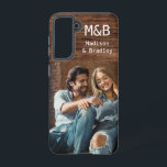 Coque Samsung Galaxy Monogramme Photo Couple Wood Nom personnalisé<br><div class="desc">Monogram Photo Couple Wood Nom personnalisé Samsung Galaxy Coques vous propose votre photo préférée avec vos noms personnalisés et monogramme sur un accent en bois. Parfait comme cadeau pour mari ou petit ami pour l'anniversaire,  Noël,  Saint Valentin,  anniversaire et plus encore. Conçu par ©Evco Studio www.zazzle.com/store/evcostudio</div>