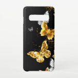 Coque Samsung Galaxy S10 Papillons blancs et dorés<br><div class="desc">Or,  bijoux et papillons blancs sur arrière - plan noir. Papillon doré.</div>