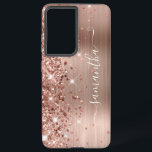 Coque Samsung Galaxy Rose Gold Glittery Foil Girl Signature<br><div class="desc">Une parties scintillant d'or rose brillante et brillante se met en surbrillance sur le bord gauche, sur une feuille de métal brossé à l'ombre rose et blush. La signature girly moderne dispose d'une élégante police de calligraphie blanche avec queues décoratives dans un format vertical. Customisez les styles de police ou...</div>