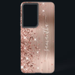 Coque Samsung Galaxy Rose Gold Glittery Foil Girl Signature<br><div class="desc">Une parties scintillant d'or rose brillante et brillante se met en surbrillance sur le bord gauche, sur une feuille de métal brossé à l'ombre rose et blush. La signature girly moderne dispose d'une élégante police de calligraphie blanche avec queues décoratives dans un format vertical. Customisez les styles de police ou...</div>