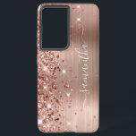 Coque Samsung Galaxy Rose Gold Glittery Foil Girl Signature<br><div class="desc">Une parties scintillant d'or rose brillante et brillante se met en surbrillance sur le bord gauche, sur une feuille de métal brossé à l'ombre rose et blush. La signature girly moderne dispose d'une élégante police de calligraphie blanche avec queues décoratives dans un format vertical. Customisez les styles de police ou...</div>