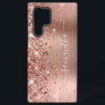 Coque Samsung Galaxy Rose Gold Glittery Foil Girl Signature<br><div class="desc">Une parties scintillant d'or rose brillante et brillante se met en surbrillance sur le bord gauche, sur une feuille de métal brossé à l'ombre rose et blush. La signature girly moderne dispose d'une élégante police de calligraphie blanche avec queues décoratives dans un format vertical. Customisez les styles de police ou...</div>