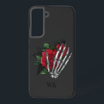 Coque Samsung Galaxy Roses rouges gothiques vintages Squelette Monogram<br><div class="desc">Boîtier de téléphone gothique vintage avec des roses rouges dans une main squelette.</div>
