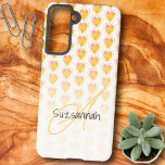 Coque Samsung Galaxy Rustique Polka Dot Golden Sand Yellow Heart Motif<br><div class="desc">Ce décor est composé d'un fond blanc et ombragé sur un pois de polka encerclé par un motif rustique, de sable doré et de coeur jaune pastel. Le texte modèle offre la possibilité d'un nom, d'un monogramme ou des deux. Personnalisez les champs de texte, supprimez tout ou partie du texte...</div>