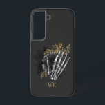 Coque Samsung Galaxy Squelette vintage gothique noir et or floral<br><div class="desc">Boîtier de téléphone gothique vintage monogramme blanc avec roses noir et or dans une main squelette.</div>
