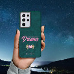 Coque Samsung Galaxy Turquoise bleu rose rêve ailé Coeur Inspirationnel<br><div class="desc">Cette jolie boîte téléphonique vous inspirera,  vous et ceux qui vous entourent,  à "vous souvenir de vos rêves". Arrière - plan turquoise âgé avec typographie rose. Un coeur rose avec des ailes d'ange en tatouage. Ajoutez votre nom pour en faire votre propre nom.</div>