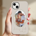 Coque Pour iPhone 14 Plus Aimer la vie avec vous Neutral Oval photo encadrée<br><div class="desc">Coque iphone moderne simple avec photo et texte manuscrit, "aimer la vie avec vous". Le modèle photo est configuré pour afficher votre photo dans une forme ovale et encadrée. Le capot téléphonique est imprimé en vert, beige neutre et bronzé - bien que vous soyez invités à modifier n'importe quelle ou...</div>