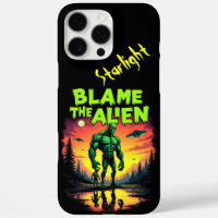 Alien blâmé sous un coucher de soleil mystique